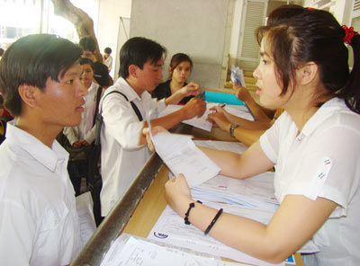 Chen chúc nhau nhận giấy báo điểm